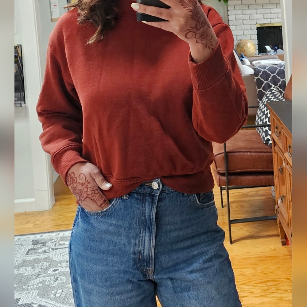 Short rust sweatshirt